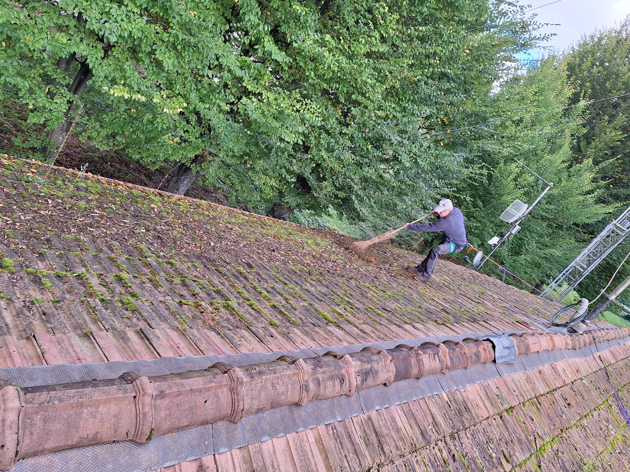 Bruno HB9BAP beim Fegen des Daches Bruno HB9BAP beim Fegen des Daches