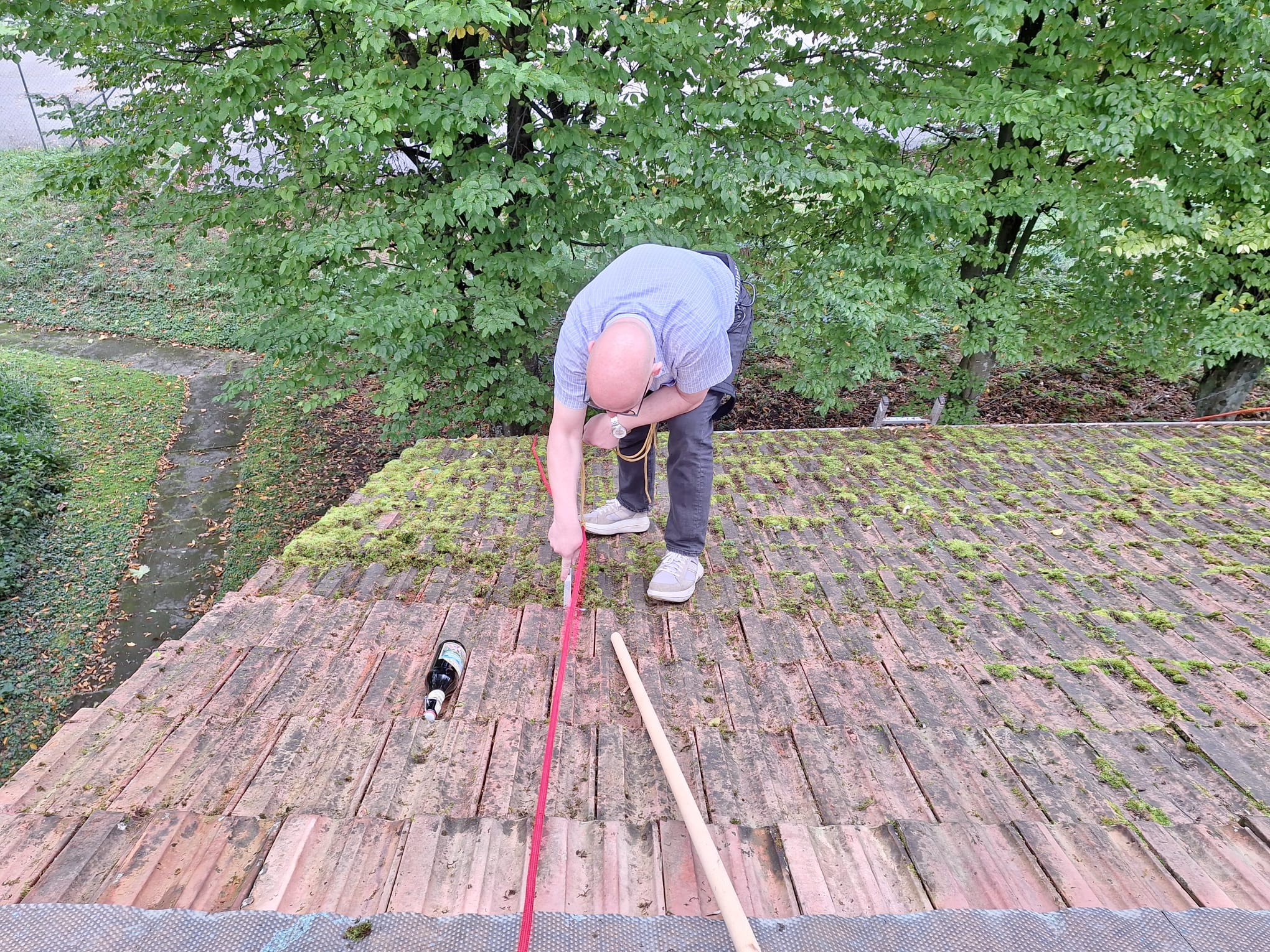 Michael HB9FGU beim Entmoosen Michael HB9FGU beim Entmoosen