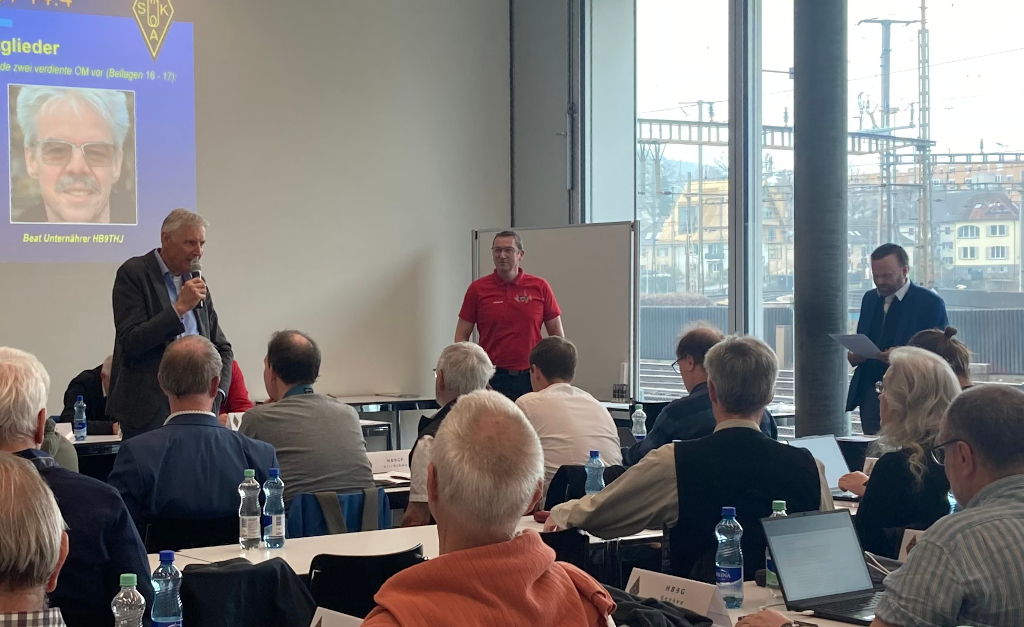 Bernard HB9ALH (links) bei seiner Rede, Remo HB9HYR (Mitte) und Willy HB9AHL (rechts) Bernard HB9ALH (links) bei seiner Rede, Remo HB9HYR (Mitte) und Willy HB9AHL (rechts)