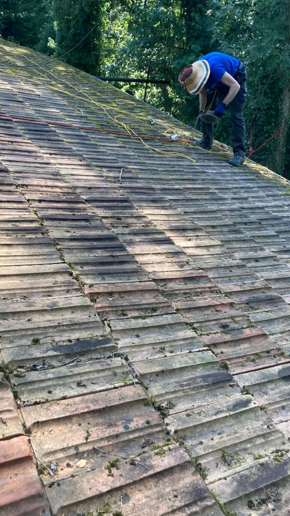 Roland HB9HXA beim Abbürsten der Ziegel Roland HB9HXA beim Abbürsten der Ziegel