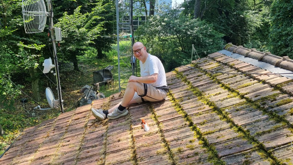 Michael HB9FGU auf dem Dach beim Mooskratzen Michael HB9FGU auf dem Dach beim Mooskratzen